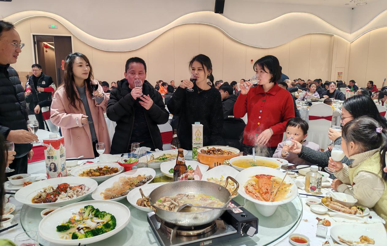 With united hearts, we forge ahead to new horizons; with concerted efforts, we create a brilliant future. Tianrun Electric's 2026 New Year Gala concluded with warmth, expressing gratitude for the journey together.