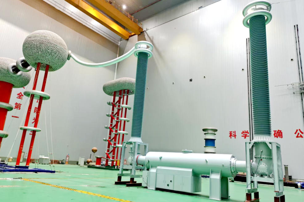 China has successfully developed the world's first 800-kilovolt, 80-kilowatt circuit breaker