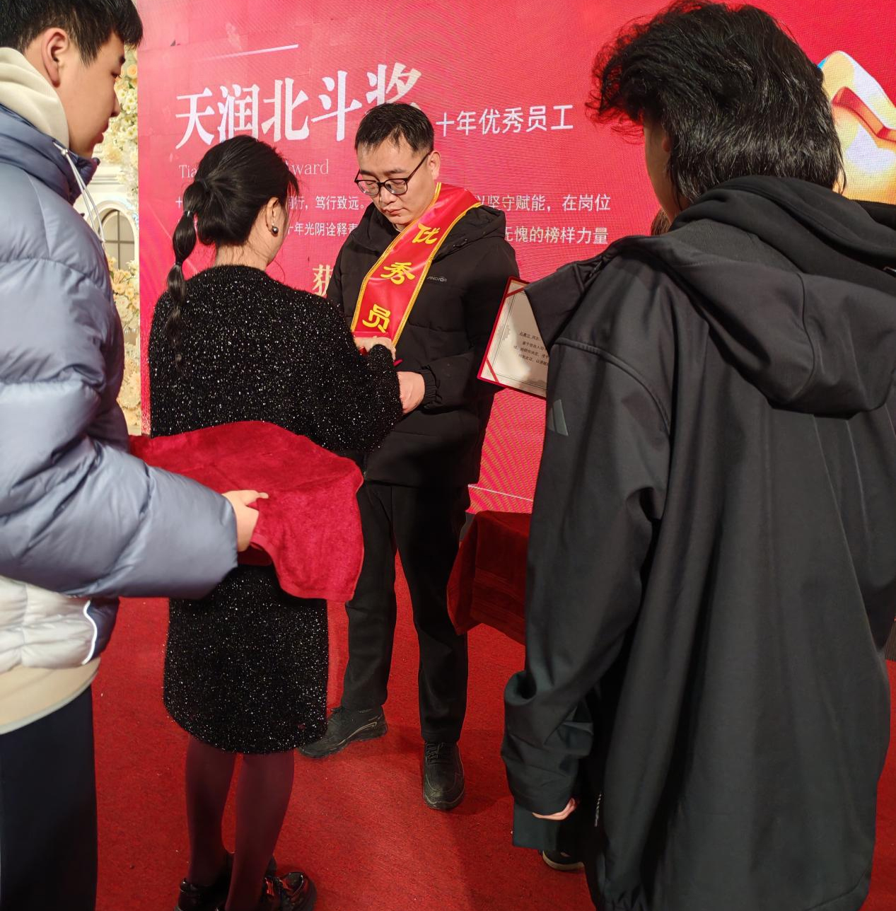 With united hearts, we forge ahead to new horizons; with concerted efforts, we create a brilliant future. Tianrun Electric's 2026 New Year Gala concluded with warmth, expressing gratitude for the journey together.